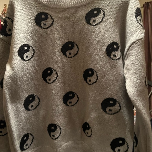 Sweater, grey with black decor! Size M - Picture 5 of 6